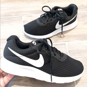 Women’s Nike Tanjun Running Shoe Sneaker Black and White